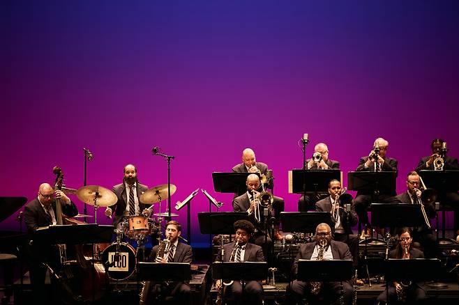 지난 25일 서울 강서구 LG아트센터 LG시그니처 홀에서 윈튼 마살리스와 재즈 앳 링컨센터 오케스트라 멤버들이 공연을 선보이고 있다. LG아트센터 제공