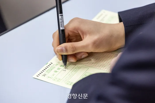 2025년 3월 전국연합 학력평가가 시행된 지난해 3월26일 서울 금천구 금천고등학교에서 학생이 시험 준비를 하고 있다. 사진공동취재단