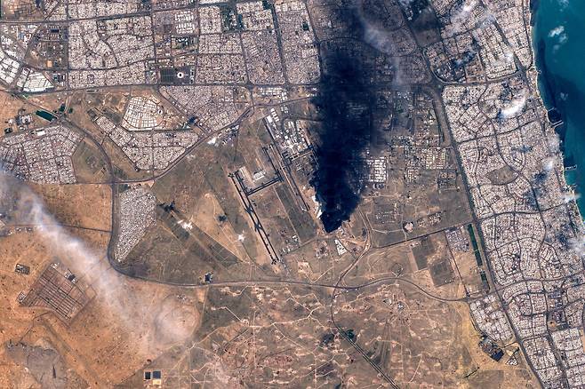 25일(현지시간) 쿠웨이트 국제공항 인근에서 연기가 뿜어져 나오는 모습이 위성사진에 포착됐다. 이날 ㅇ;린 드론이 연료 탱크를 타격해 공항에 화재가 발생했다. 유럽우주국·AFP 연합뉴스