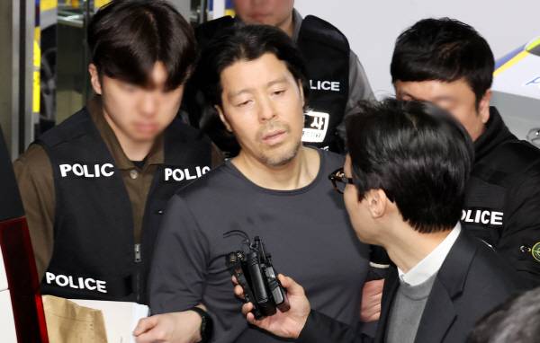 부산 항공사 기장 살해범 김동환이 26일 오전 부산 부산진경찰서에서 검찰로 송치되고 있다. 김성효 선임기자