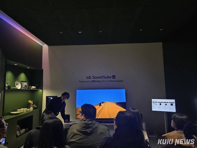 LG전자는 25일 2026년형 TV 신제품을 출시를 기념해 서울 양평동 그라운드220에서 미디어 브리핑을 개최하고 홈 오디오 시스템을 기자들에게 직접 시연했다. 정우진 기자