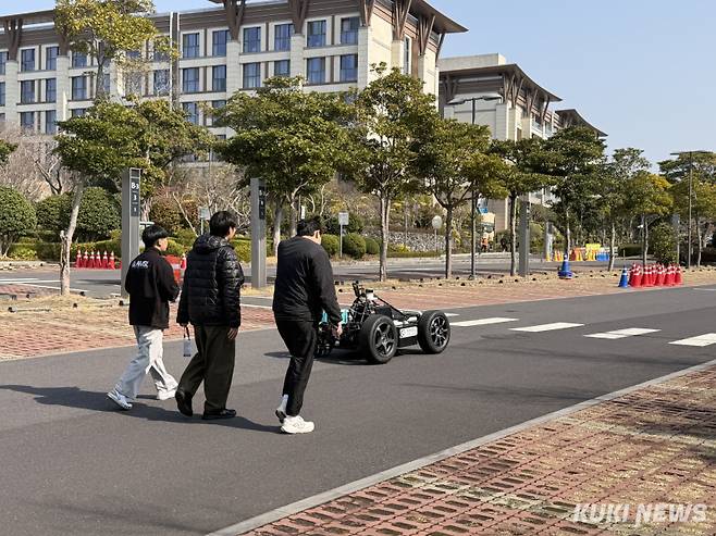 가천대학교 GADIS팀이 예선 경기를 앞두고 자율주행차 연습 주행을 하고 있다. 송민재 기자