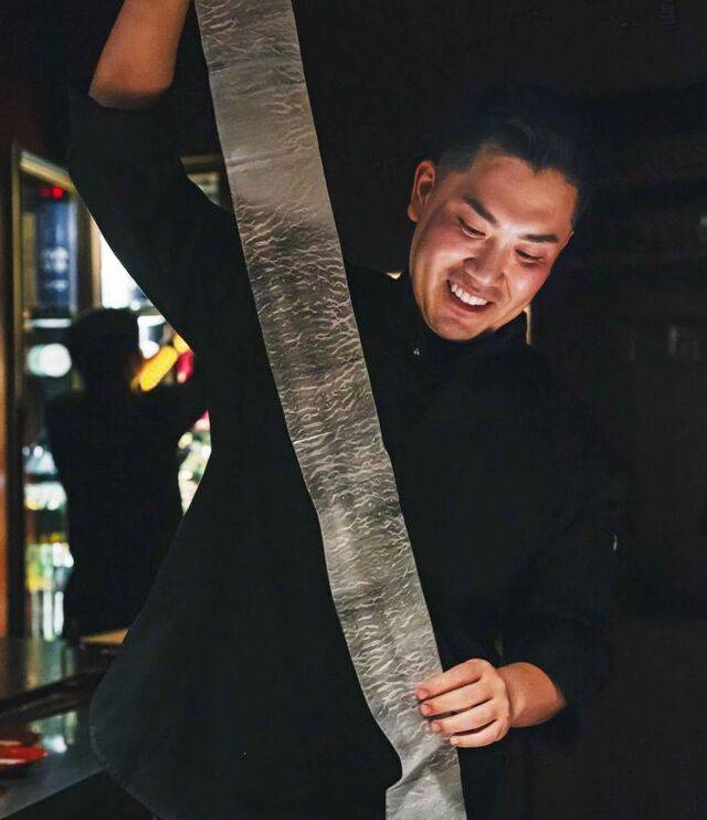 하우스오브신세계 청담 모노로그 신현도 셰프가 활짝 웃으며 요리를 준비하고 있다. 그는 “요리사는 생산자와 소비자를 연결하는 중간다리”라며 “일본 요리를 단순히 재현하는 게 아니라 이 땅의 재료와 환경 아래 새 기준을 만드는 요리사로 남고 싶다”고 강조했다. 신세계백화점 제공