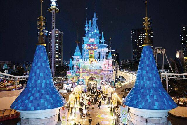 일몰 후 롯데월드 매직캐슬 외벽 매핑쇼인 ‘MapleStory Comes to Light’ 장면. 롯데월드 제공