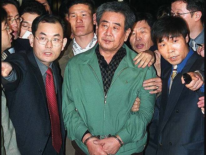 ‘고문기술자’ 이근안이 1999년 10월 28일 수원지검 성남지청에서 서울지검으로 압송되고 있다. 국민일보DB