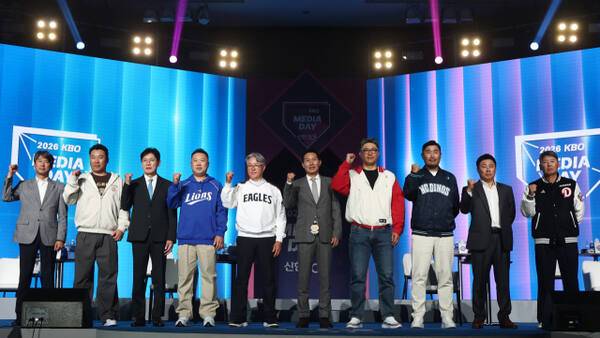 26일 서울 송파구 롯데호텔 월드에서 열린 2026시즌 KBO리그 미디어데이서 10개 구단 감독들이 기념촬영을 하고 있다. 연합뉴스