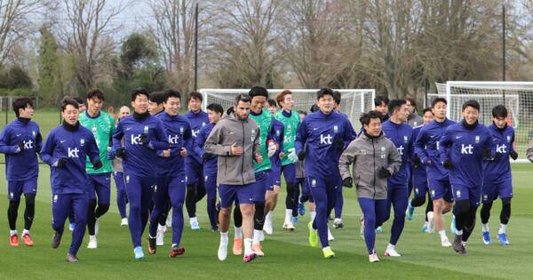코트디부아르전을 앞둔 한국 축구 국가대표팀 선수들이 25일(현지시간) 영국 런던 북서쪽 밀턴킨스 MK돈스 훈련장에서 본격적인 훈련에 앞서 러닝으로 몸을 풀고 있다. 연합뉴스