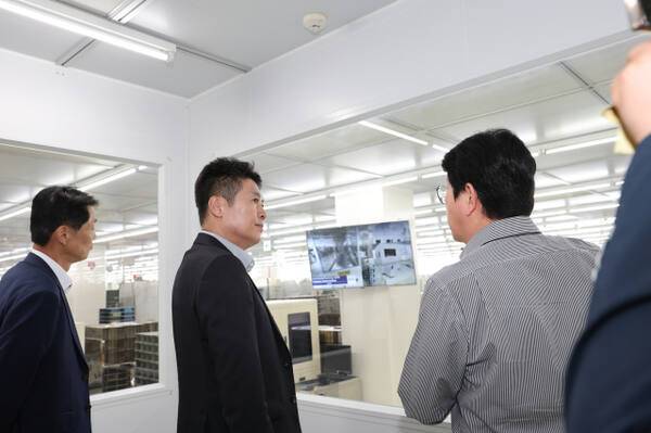 김정헌 중구청장이 기업 스태츠칩팩코리아를 방문, 현장 간담회에서 설명을 듣고 있다. 중구청 제공