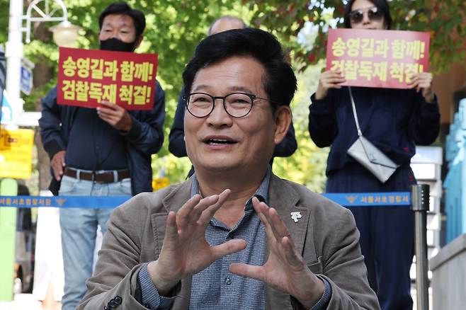 ▲ 2021년 더불어민주당 전당대회 돈봉투 의혹을 받는 송영길 전 대표가 서울 서초구 중앙지검 앞에서 검찰 규탄 농성을 하던 도중 지지자의 질문에 답하고 있다. ⓒ 연합뉴스ⓒ 연합뉴스