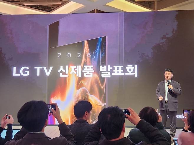 LG전자는 25일 오후 서울 양평동 그라운드220에서 2026년형 TV 신제품을 사전 공개하는 설명회를 진행했다. 백선필 LG전자 디스플레이 CX담당(상무)가 설명하고 있다.[전종헌 기자]