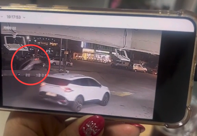 지난 24일 부산 기장군 앞바다에 차량이 추락하는 모습을 담은 인근 CCTV 캡처. [독자 제공]