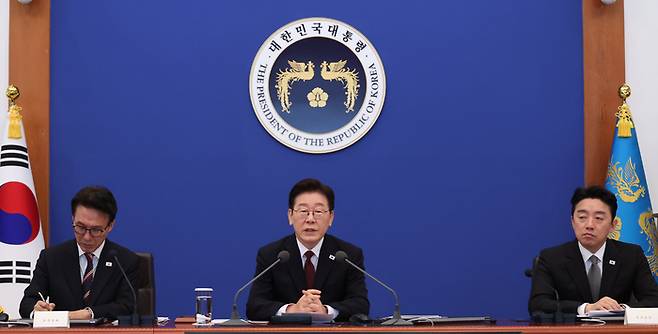 이재명 대통령이 26일 청와대에서 비상경제점검회의를 주재하고 있다. [연합뉴스]