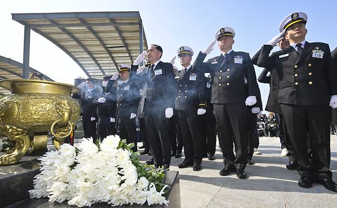 26일 경기도 평택시 해군 제2함대 사령부에서 열린 ‘제16주기 천안함 46용사 추모식’에서 참전 장병들이 경례하고 있다. [사진공동취재단]