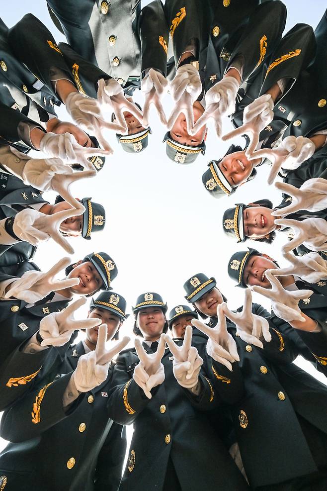 육군 26-1기 부사관 임관식에서 신임부사관들이 기념사진을 촬영하는 모습. [육군]