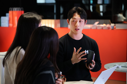 에이치닷 컨설턴트가 세미나에 참석한 HR 담당자에게 ‘에이치닷 채용 에이전트’ 체험을 안내하고 있다. [사진 제공=마이다스그룹]