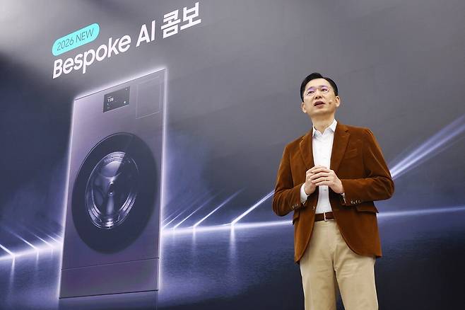 임성택 삼성전자 한국총괄 부사장이 26일 서울 강남구 삼성 강남에서 열린 2026년형 일체형 세탁건조기 '비스포크 AI 콤보' 신제품 미디어데이에서 제품을 소개하고 있다.  연합뉴스