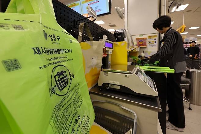서울시내 한 대형마트 계산대에 종량제봉투가 걸려 있다. [한주형 기자]