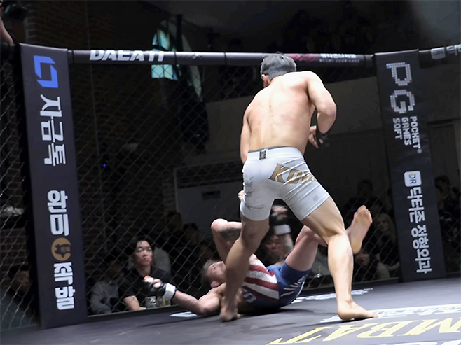 미국팀 레이크 지는 2026년 3월 경기도 오산시 종합격투기 국가대항전 ‘블랙컵’ 준준결승 밴텀급 경기 1라운드 대한민국 알파 ‘리바이’ 김유찬에게 다운을 허용했다. 블랙컵 첫 시즌은 유튜브 채널 ‘블랙컴뱃’ 유료 멤버십 단독 생중계다. 사진=이데아 파라곤