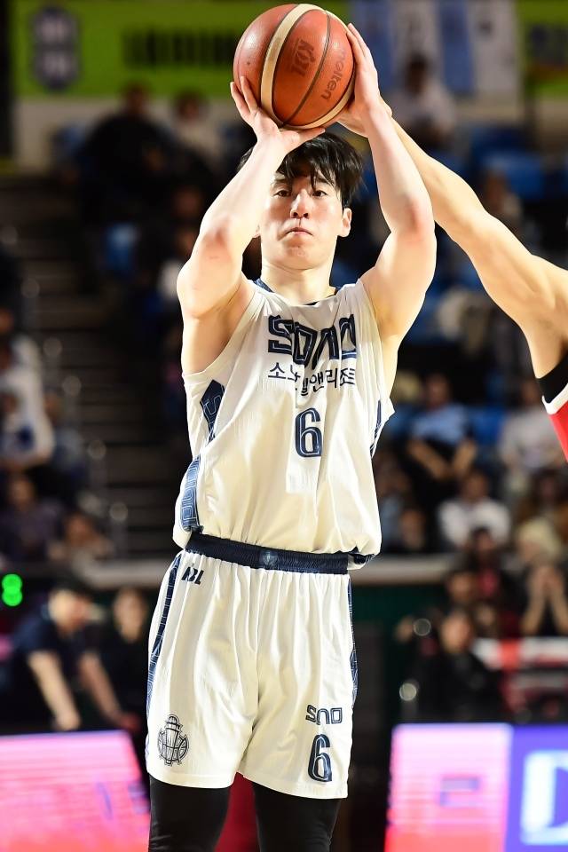 이정현은 “올 시즌 1라운드에 승리하고 계속 크게 졌다. 경기력이 좋아진 시기에도 SK를 만나면 계속 꺾였다. 그래서 이번 게임이 대단히 중요했다. 이번 승리는 우리가 한 단계 더 오르는 포인트가 됐다. 앞으로가 대단히 기대된다”고 말했다. 사진=KBL 제공