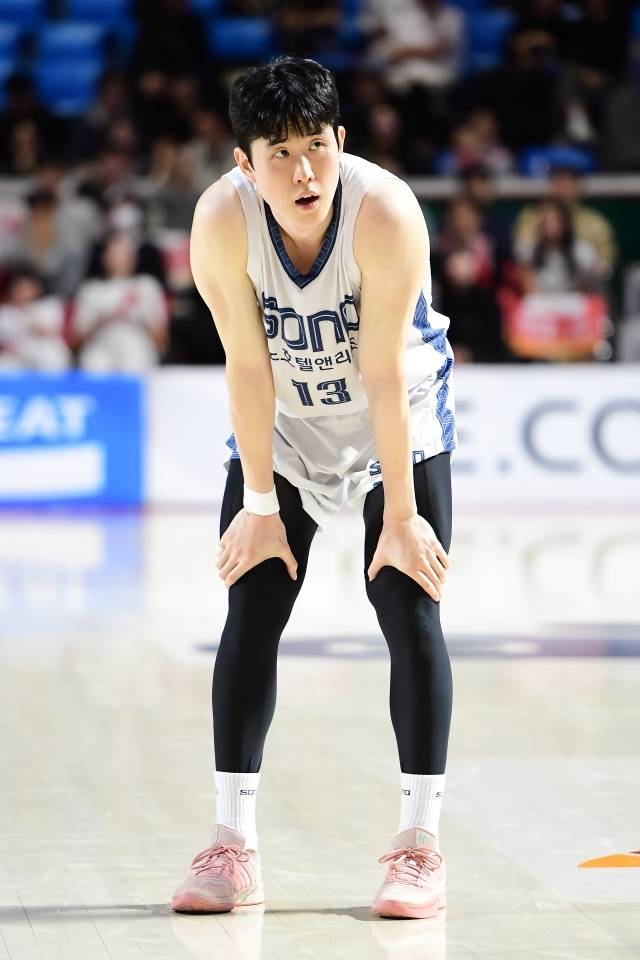 올 시즌 부활을 선언한 임동섭도 허리 통증이 있어 한의원에 다녀왔다. 한때 국가대표 슈터였던 그의 커리어를 꺾이게 한 것이 부상이기에 우려가 컸던 상황. 다행히 정밀 검진을 받을 정도는 아니라는 반응이다. 사진=KBL 제공