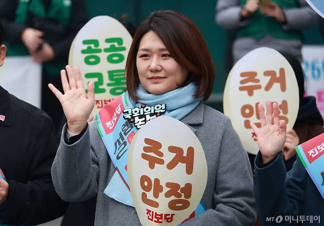 [서울=뉴시스] 조성봉 기자= 손솔 진보당 의원이 13일 서울역에서 설 명절 귀성 인사를 하고 있다.(사진=진보당 제공) 2026.02.13. photo@newsis.com *재판매 및 DB 금지 /사진=