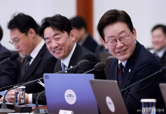 [서울=뉴시스] 고범준 기자 = 이재명 대통령이 19일 청와대에서 열린 수석보좌관회의에서 강훈식 비서실장과 대화하며 미소짓고 있다. 2026.03.19. bjko@newsis.com /사진=고범준