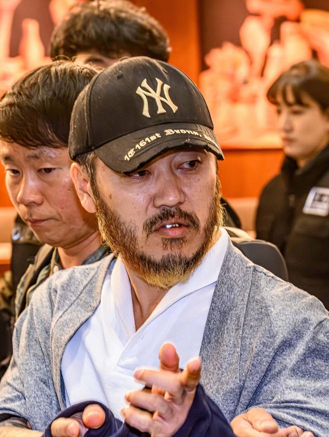 필리핀에서 복역 중이던 이른바 ‘텔레그램 마약왕’ 박왕열(48)이 25일 오전 인천국제공항 제2터미널을 통해 국내로 송환되던 중 손짓하고 있다. /사진=뉴스1