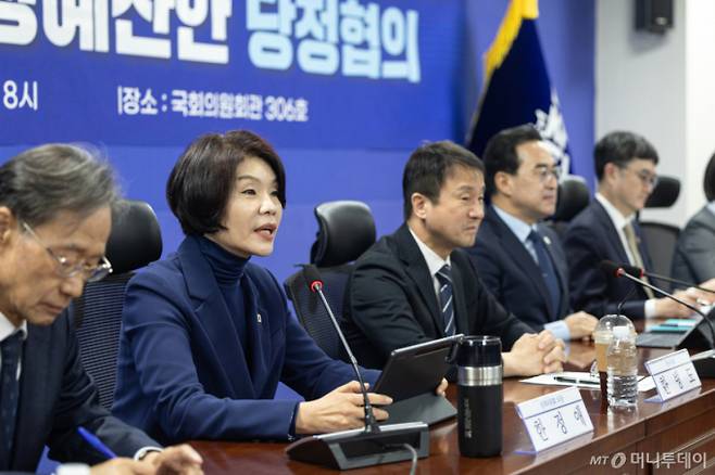 (서울=뉴스1) 이승배 기자 = 한정애 더불어민주당 정책위의장이 26일 서울 여의도 국회 의원회관에서 열린 2026년 추가경정예산안 당정협의회에서 모두발언하고 있다. 2026.3.26/뉴스1  Copyright (C) 뉴스1. All rights reserved. 무단 전재 및 재배포,  AI학습 이용 금지. /사진=(서울=뉴스1) 이승배 기자