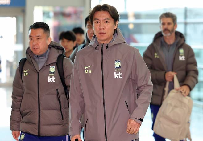유럽축구연맹(UEFA) 플레이오프에서 2026 국제축구연맹 북중미 월드컵 한국의 첫 상대팀이 결정된다. 사진은 홍명보 축구대표팀 감독이 지난 23일 인천국제공항 제2여객터미널을 통해 런던으로 출국한 모습. /사진=뉴시스