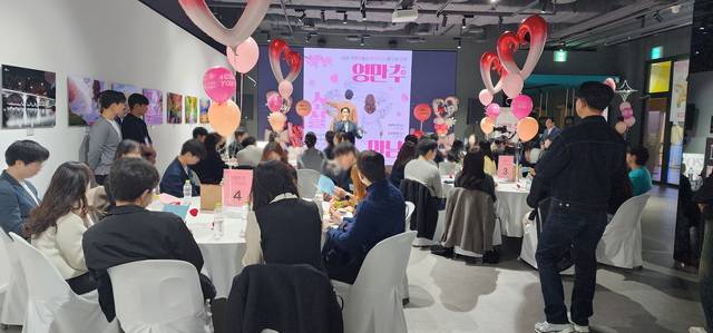 지난 22일 서울 영등포구 타임스퀘어 내 아트스퀘어에서 진행된 ‘영만추’ 행사에서 청춘남녀들이 사회자의 진행멘트를 듣고 있다. 영등포구청 제공