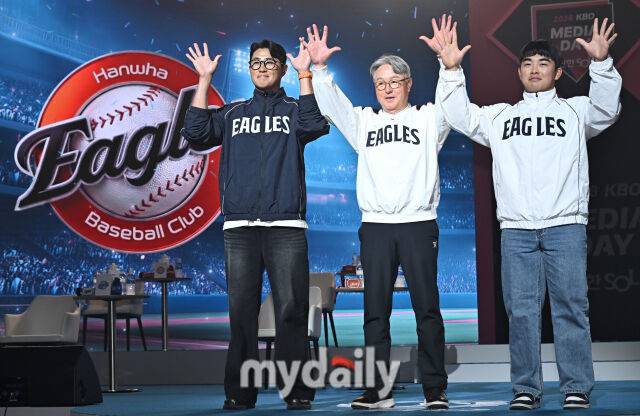 한화 이글스 채은성, 김경문 감독, 문현빈(왼쪽부터)이 26일 오후 서울 잠실 롯데호텔에서 진행된 '2026 신한SOL KBO 미디어데이'에서 포즈를 취하고 있다. '2026 신한SOL KBO리그' 미디어데이는 10개구단 감독 및 주장과 대표선수들이 참석해 2026 시즌에 대한 포부를 밝힌다. 이번 시즌에는 아시아쿼터 도입, 피치클락 단축, 비디오판독 범위 확대 등 다양한 변화가 시도된다. '2026 KBO리그'는 오는 28일 개막한다./잠실 = 송일섭 기자