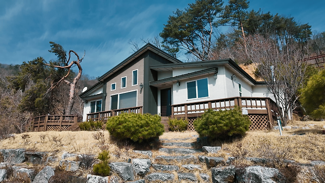 경기 양평군 용문면에 위치한 한 전원주택이 2억원도 안 되는 가격에 경매시장에 나왔다. 유종우 PD