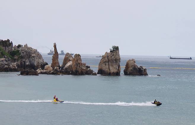 삼척 솔비치에서 본 추암 촛대바위, 형제바위