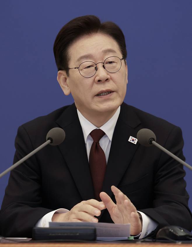 이재명 대통령이 26일 청와대에서 열린 비상경제점검회의에서 발언하고 있다. [연합]