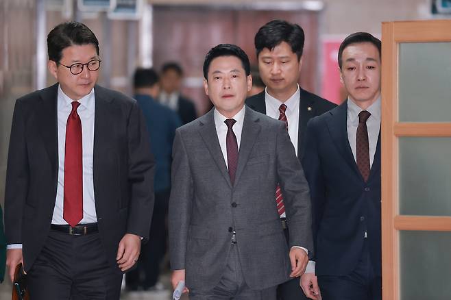 장동혁 국민의힘 대표가 26일 국회에서 열린 최고위원회의에 참석하기 위해 최고위원들과 회의실로 향하고 있다. [연합]