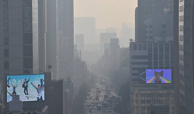 서울 도심 일대가 미세먼지로 인해 뿌연 모습을 보이고 있다. 임세준 기자