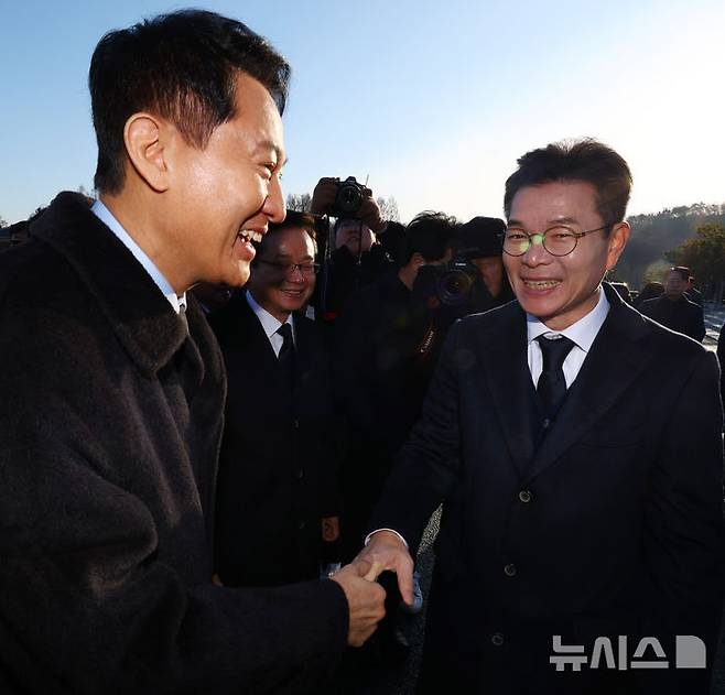 [서울=뉴시스] 박주성 기자 = 오세훈 서울시장(왼쪽)과 정원오 성동구청장이 2026년 새해 첫날인 1일 서울 동작구 국립서울현충원 참배 전 인사를 나누고 있다.  2026.01.01. park7691@newsis.com