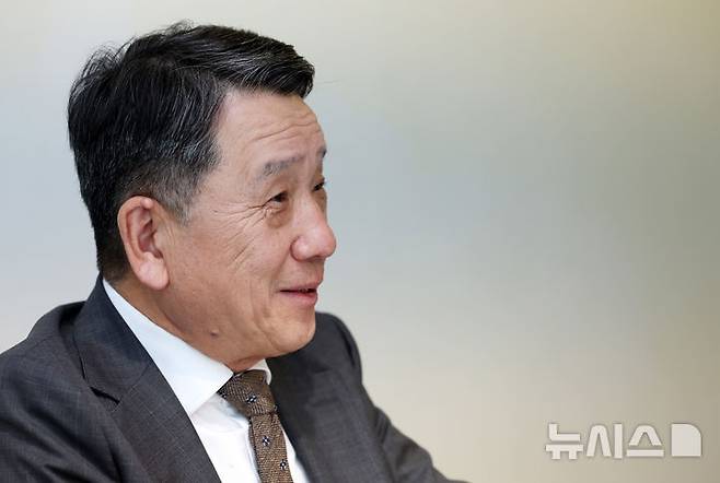 [서울=뉴시스] 이영환 기자 = 이광범 농협개혁위원회 위원장이 지난 24일 서울 중구의 한 컨퍼런스룸에서 뉴시스와 인터뷰를 하고 있다. 2026.03.25. 20hwan@newsis.com
