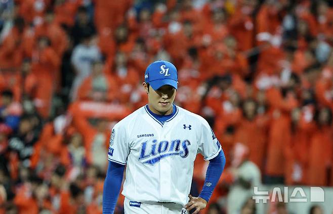 [대구=뉴시스] 이무열 기자 = 22일 대구 수성구 삼성라이온즈파크에서 열린 2025 신한 SOL 뱅크 KBO 포스트시즌 플레이오프 4차전 한화 이글스와 삼성 라이온즈의 경기, 5회초 스리런 홈런을 허용한 삼성 선발 원태인이 고개를 떨구며 더그아웃으로 향하고 있다. 2025.10.22. lmy@newsis.com