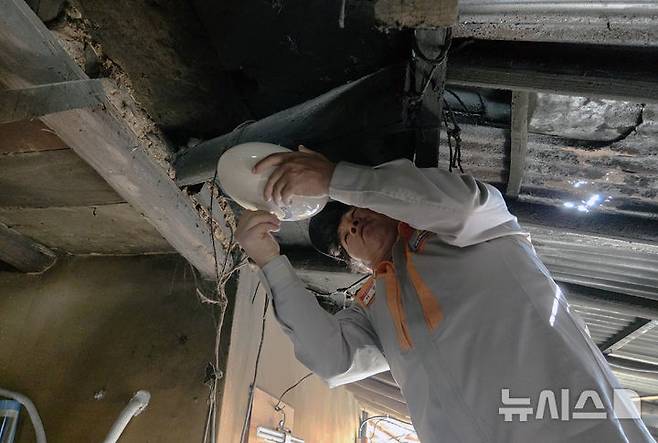 [완주=뉴시스] 강경호 기자 = 26일 전북 완주군 구이면 장파마을에 위치한 이장 임순태씨의 자택에 의용소방대원이 자동확산소화기 설치 작업을 진행하고 있다. 2026.03.26. lukekang@newsis.com