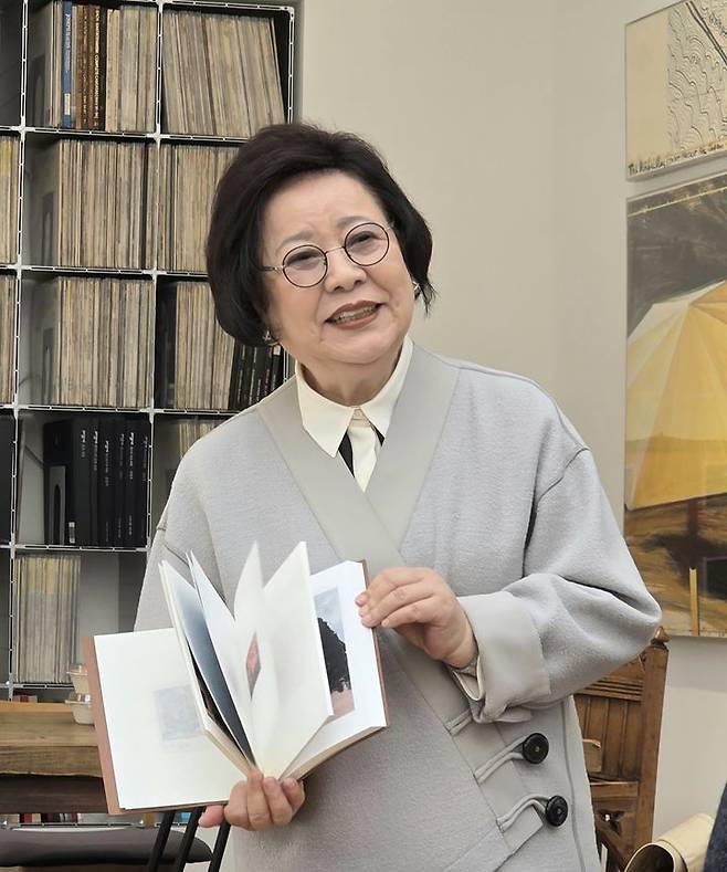 [사진=박현주 미술전문기자] 26일 뮤지엄 한미 송영숙 관장이 미술관에 대해 설명하고 있다. 2026.03.26. hyun@newsis.com *재판매 및 DB 금지