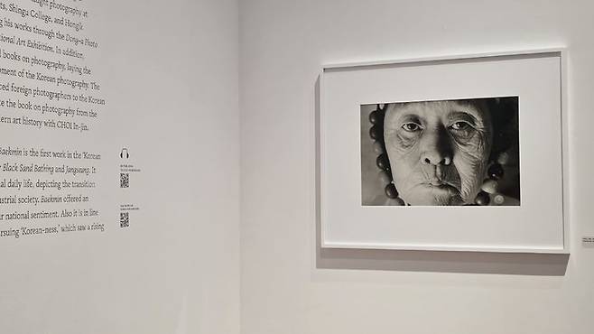 [사진=박현주 미술전문기자] 무당을 직접 찍은 육명심, 〈강원도 강릉〉, 〈백민〉연작, 1983,  Gelatin silver print, 뮤지엄한미 소장  *재판매 및 DB 금지