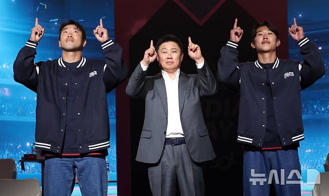 [서울=뉴시스] 이영환 기자 = 롯데 전준우(왼쪽부터), 김태형 감독, 전민재가 26일 서울 송파구 롯데호텔 월드에서 열린 2026 신한 SOL KBO리그 미디어데이에서 포즈를 취하고 있다. 2026.03.26. 20hwan@newsis.com