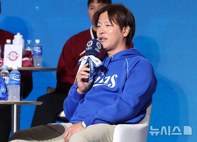 [서울=뉴시스] 이영환 기자 = 삼성 강민호가 26일 서울 송파구 롯데호텔 월드에서 열린 2026 신한 SOL KBO리그 미디어데이에서 포부를 밝히고 있다. 2026.03.26. 20hwan@newsis.com