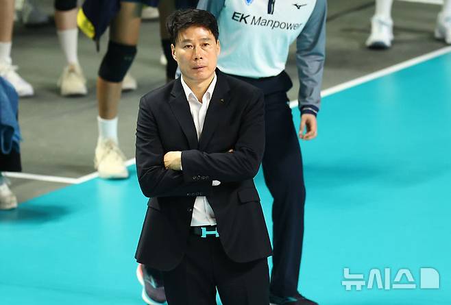 [서울=뉴시스] 황준선 기자 = 18일 서울 중구 장충체육관에서 열린 2025-2026 V-리그 여자부 현대건설 힐스테이트 배구단과 GS칼텍스 서울KIXX의 경기, 현대건설 강성형 감독이 경기를 지켜보고 있다. 2026.03.18. hwang@newsis.com