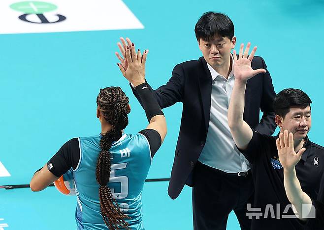 [서울=뉴시스] 이영환 기자 = 24일 오후 서울 중구 장충체육관에서 열린 2025-2026 V-리그 여자부 준플레이오프(준PO) GS칼텍스와 흥국생명의 경기, GS칼텍스 이영택 감독이 입장하는 지젤 실바와 하이파이브를 하고 있다. 2026.03.24. 20hwan@newsis.com