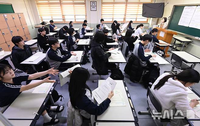 [수원=뉴시스] 김종택 기자 = 올해 첫 전국연합학력평가가 실시된 지난 24일 경기 수원시 효원고등학교 3학년 교실에서 학생들이 시험을 준비하고 있다. 2026.03.26. jtk@newsis.com