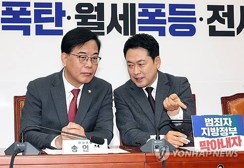 얘기 나누는 장동혁-송언석 (서울=연합뉴스) 배재만 기자 = 국민의힘 장동혁 대표(오른쪽)와 송언석 원내대표가 26일 국회에서 열린 최고위원회의에서 얘기를 나누고 있다. 2026.3.26 scoop@yna.co.kr (끝)