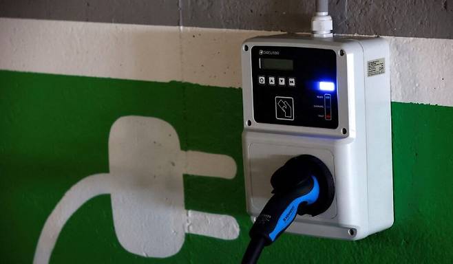 유럽의 한 전기차 충전소 [출처=로이터]