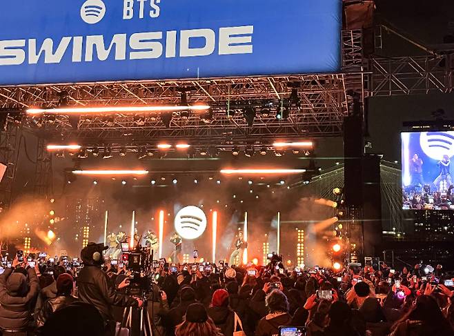 23일(현지시간) 미국 뉴욕 맨해튼 피어17에서 '스포티파이 X BTS : 스윔사이드'에서 공연하는 방탄소년단. 연합뉴스
